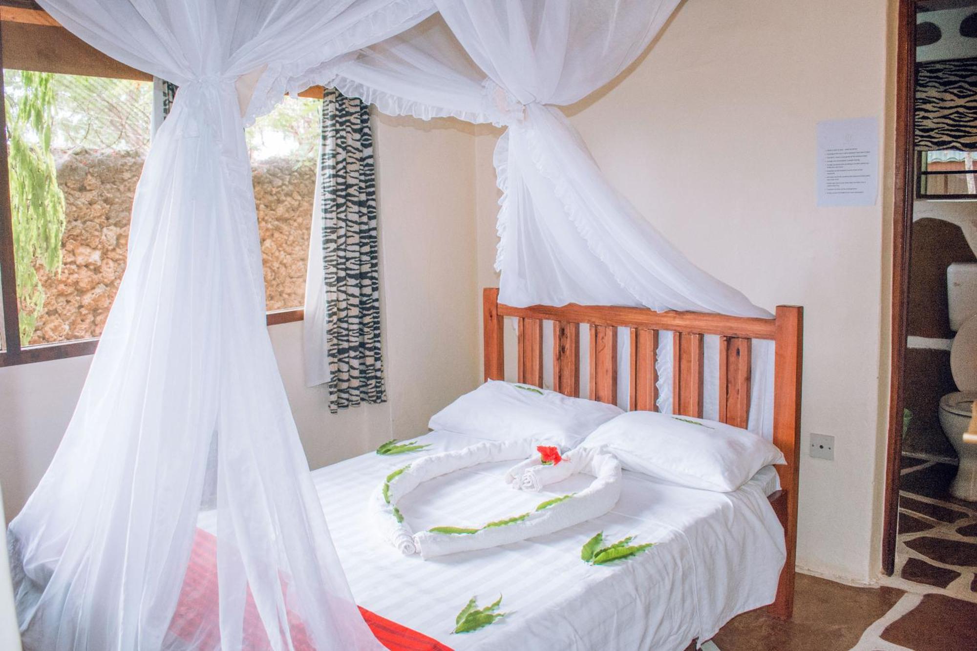 Kijani Cottages In Diani ディアニ・ビーチ エクステリア 写真