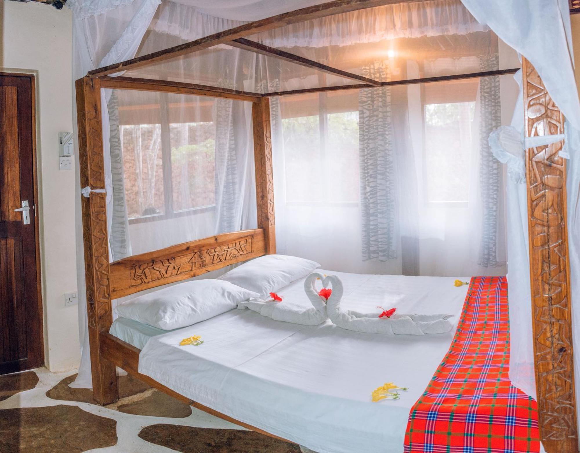 Kijani Cottages In Diani ディアニ・ビーチ エクステリア 写真
